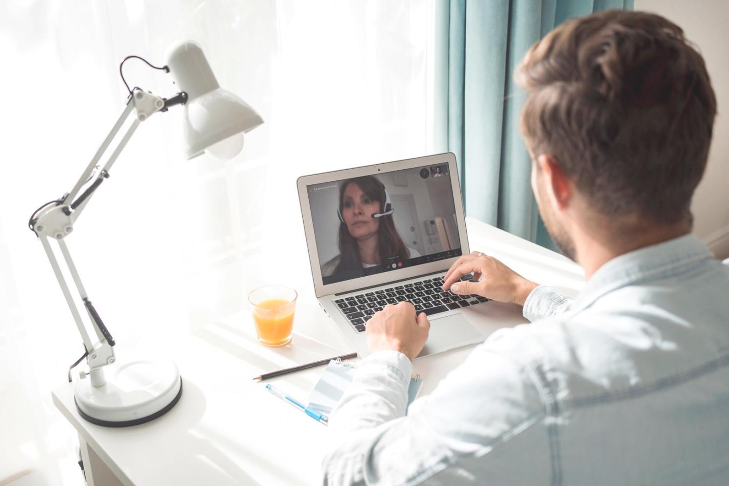 Arbeitsbereich mit Laptop und Finanzunterlagen bei Cropex Yield in Berlin